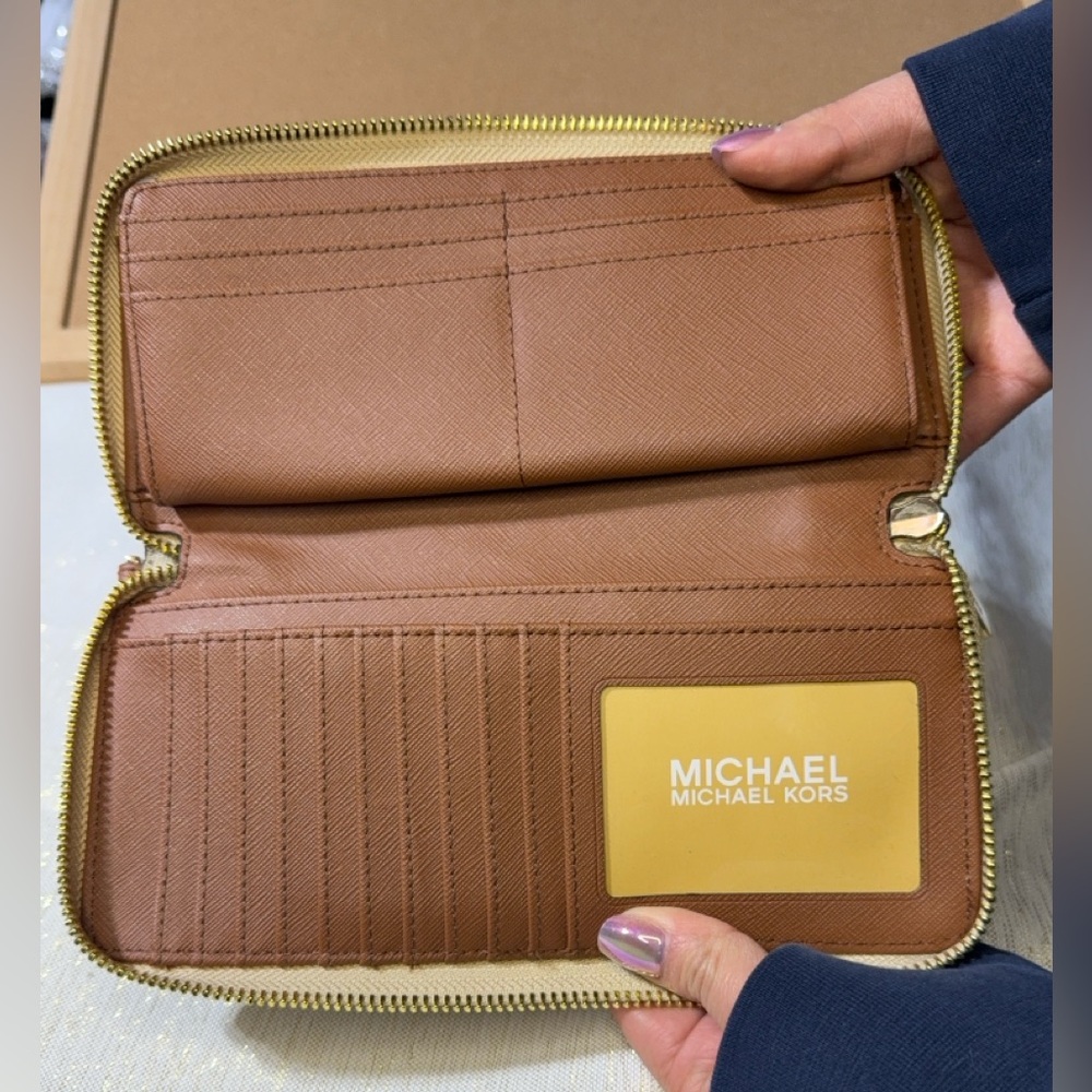 NWOT MICHAEL KORS WALLET - Picture 4 of 12